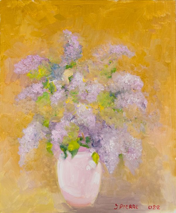 Grand bouquet de fleurs lilas et blanches dans un vase devant un fond jaune chaud
