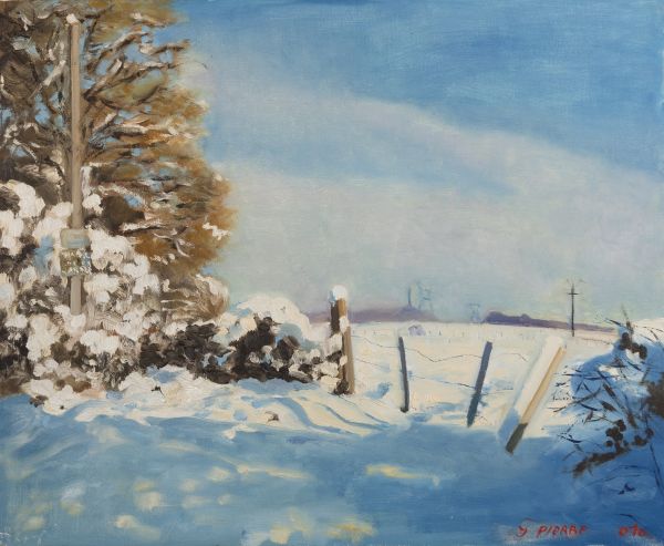 Paysage hivernal enneigé avec clôture en bois et arbres sous un ciel bleu